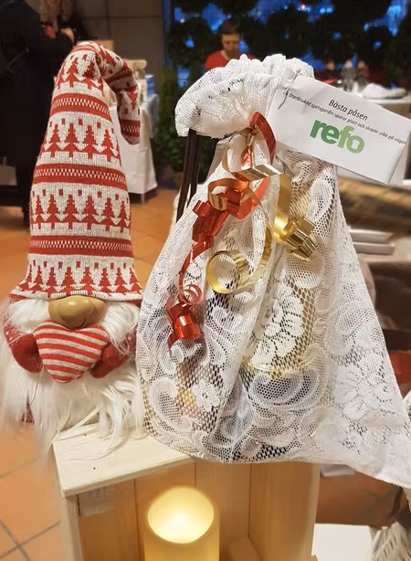 Presentgåva i underbar spetspåse