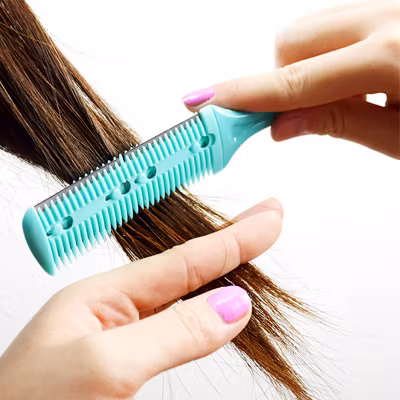 Tunna ur håret med en rakbladskam