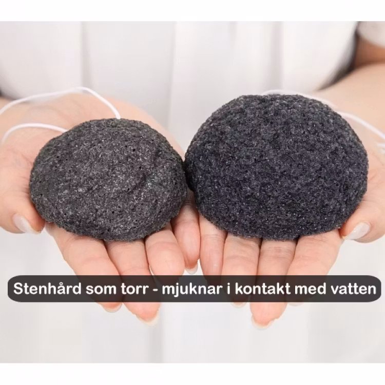 En torr konjacsvamp och en blöt konjacsvamp i färgen svart.