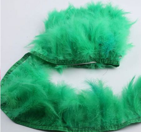 Fyndvara Fjädrar på band 14-15cm långa. Grass green 2 meter