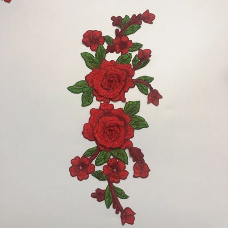 Stor applikation med rosor och blad. Röd