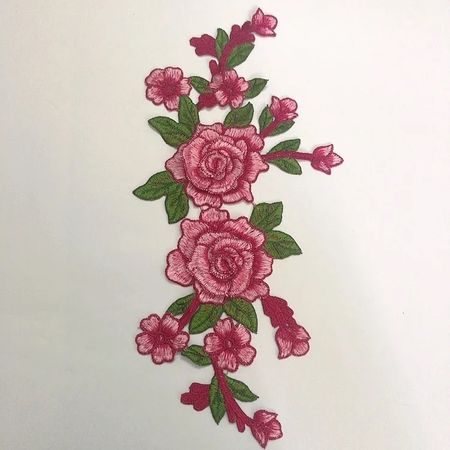 Stor applikation med rosor och blad. Rosa/röd