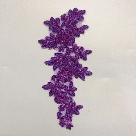Glittrig applikation på mesh. Purple
