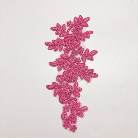 Glittrig applikation på mesh. Pink