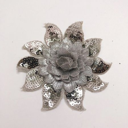 Dekorativ blomma med paljetter ca 7-8 cm. Grå