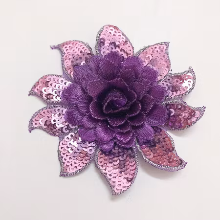 Dekorativ blomma med paljetter ca 7-8 cm. Lila