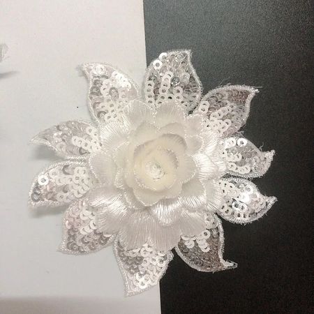 Dekorativ blomma med paljetter ca 7-8 cm. Vit