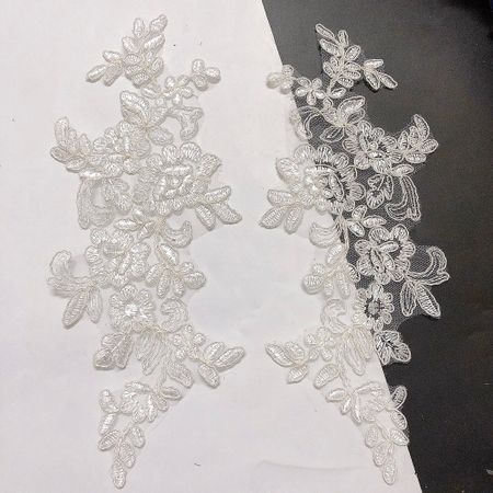 Spegelvänt par. Applikation på mesh. White