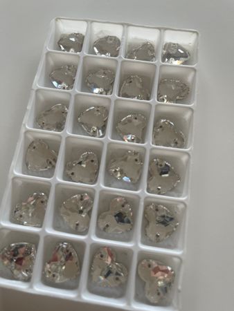 Fyndvara. Hel karta hjärta crystal clear 16mm. 28st