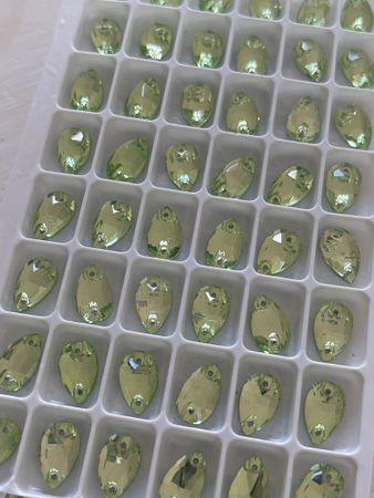 Fyndvara. Sypå sten Peridot hel karta 48st 7x12 mm
