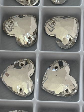 Fyndvara. Hel karta hjärta crystal clear 16mm. 28st