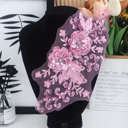 Rosa spetsapplikation med paljetter och blommor