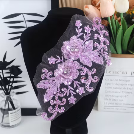 Ljus lila spetsapplikation med paljetter och blommor