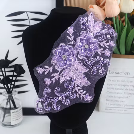 Syrenlila spetsapplikation med paljetter och blommor