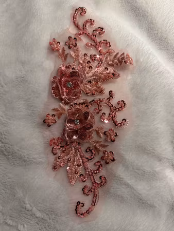 Gammelrosa spetsapplikation med paljetter och blommor