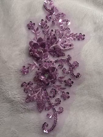 Syrenlila spetsapplikation med paljetter och blommor