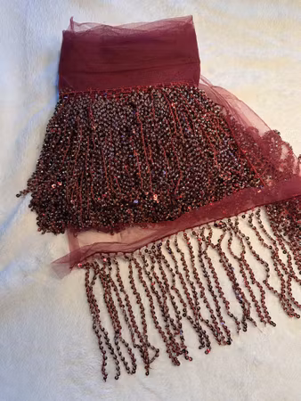 Fransband med pärlor och paljetter. Vinröd 0,5 meter