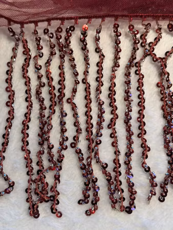 Fransband med pärlor och paljetter. Vinröd 0,5 meter