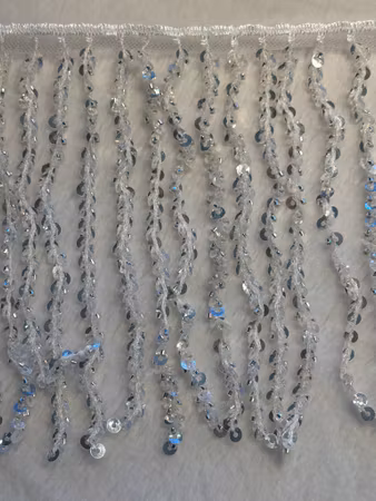 Fransband med pärlor och paljetter. Vit/silver 0,5 meter