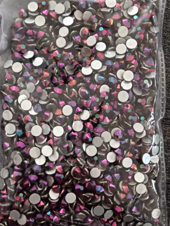 Fyndvara. Lila metalic sten ss20