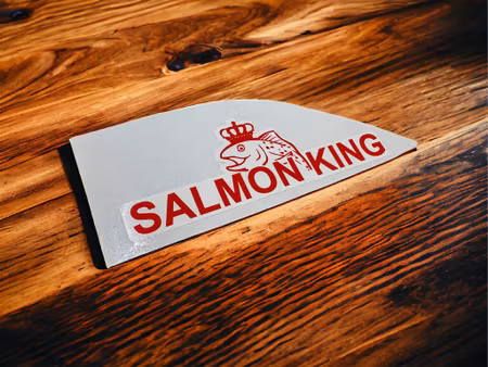 Salmon King dekal 115x40 mm RÖD