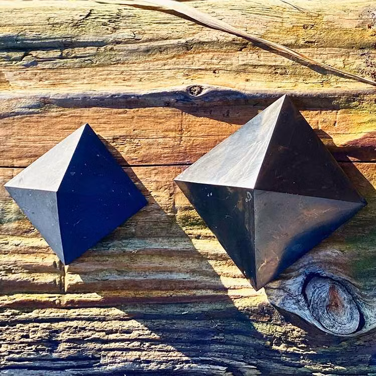 Shungit Pyramid M polerad 5cm