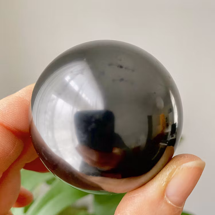 Shungit Klot Polerad 5cm inkl. Metallställ