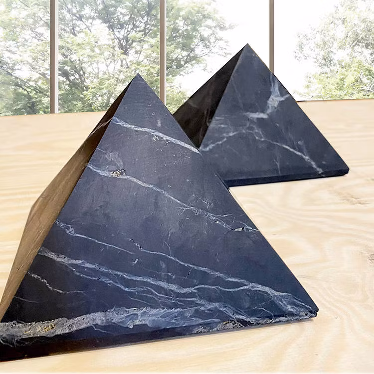 Shungit Pyramid XXXL Opolerad 15cm