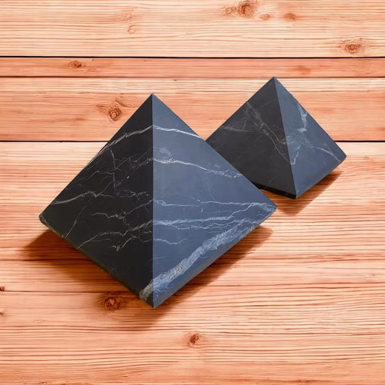 Shungit Pyramid XXXL Opolerad 15cm