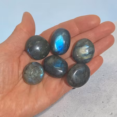 Labradorit Trumlad sten