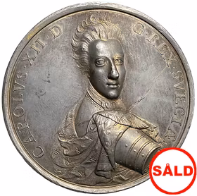 Karl XII går med sin här över Dünafloden och besegrar konung Augusts armé nära Riga den 9 juli 1701 - Mycket sällsynt och vackert toppexemplar av Carl Gustaf Hartman