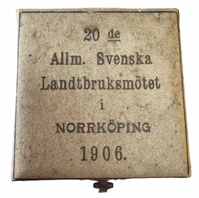 Oskar II - 20:de Allmänna lantbruksmötet i Norrköping 1906 i originaletui av Adolf Lindberg