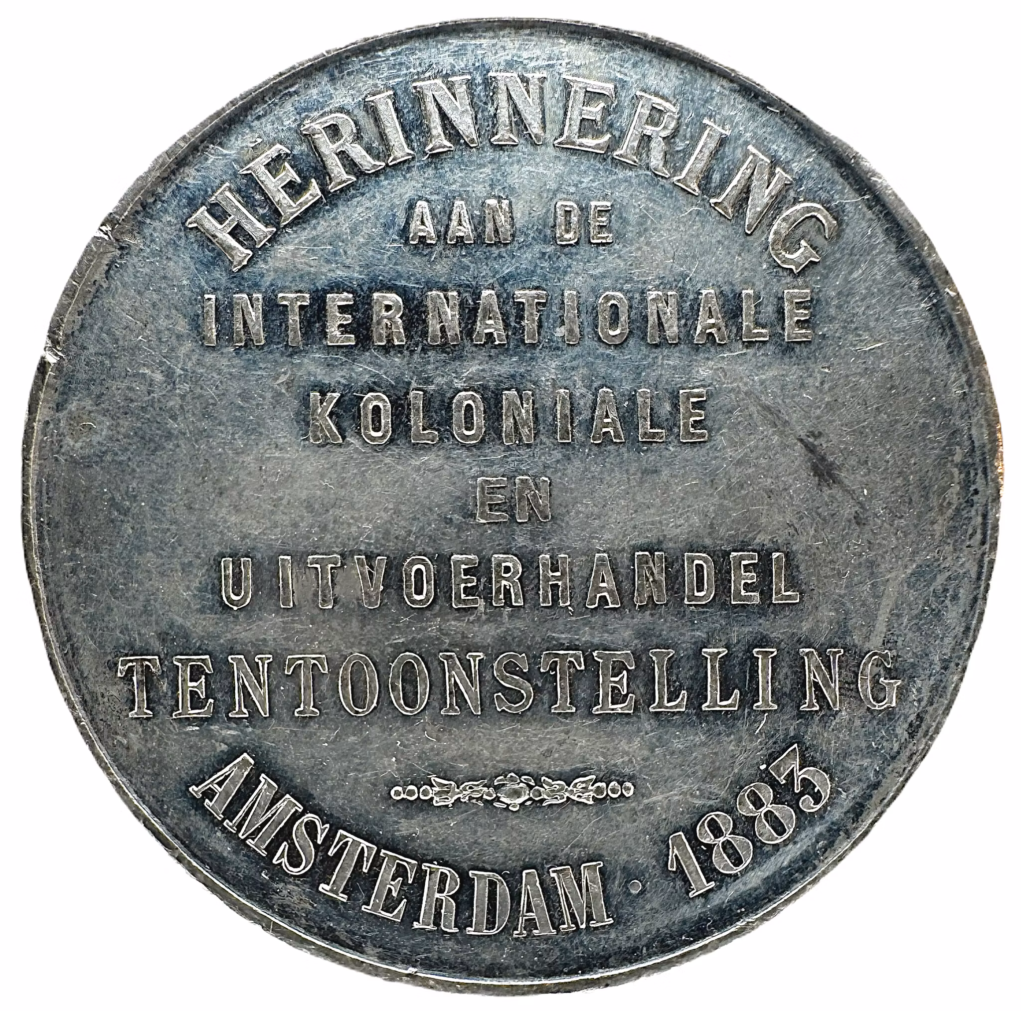 En underbar arkitektonisk utställningsmedalj från Kolonialutställningen i Amsterdam 1883 signerad A.J. DEVRIES