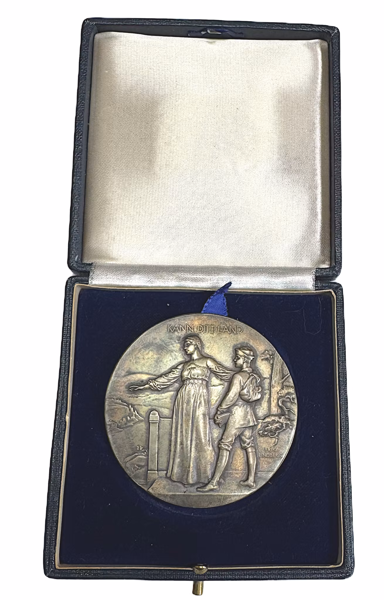 Svenska turistföreningens stora förtjänstmedalj i silver utdelad till J. Karlberg 1965 av Erik Lindberg