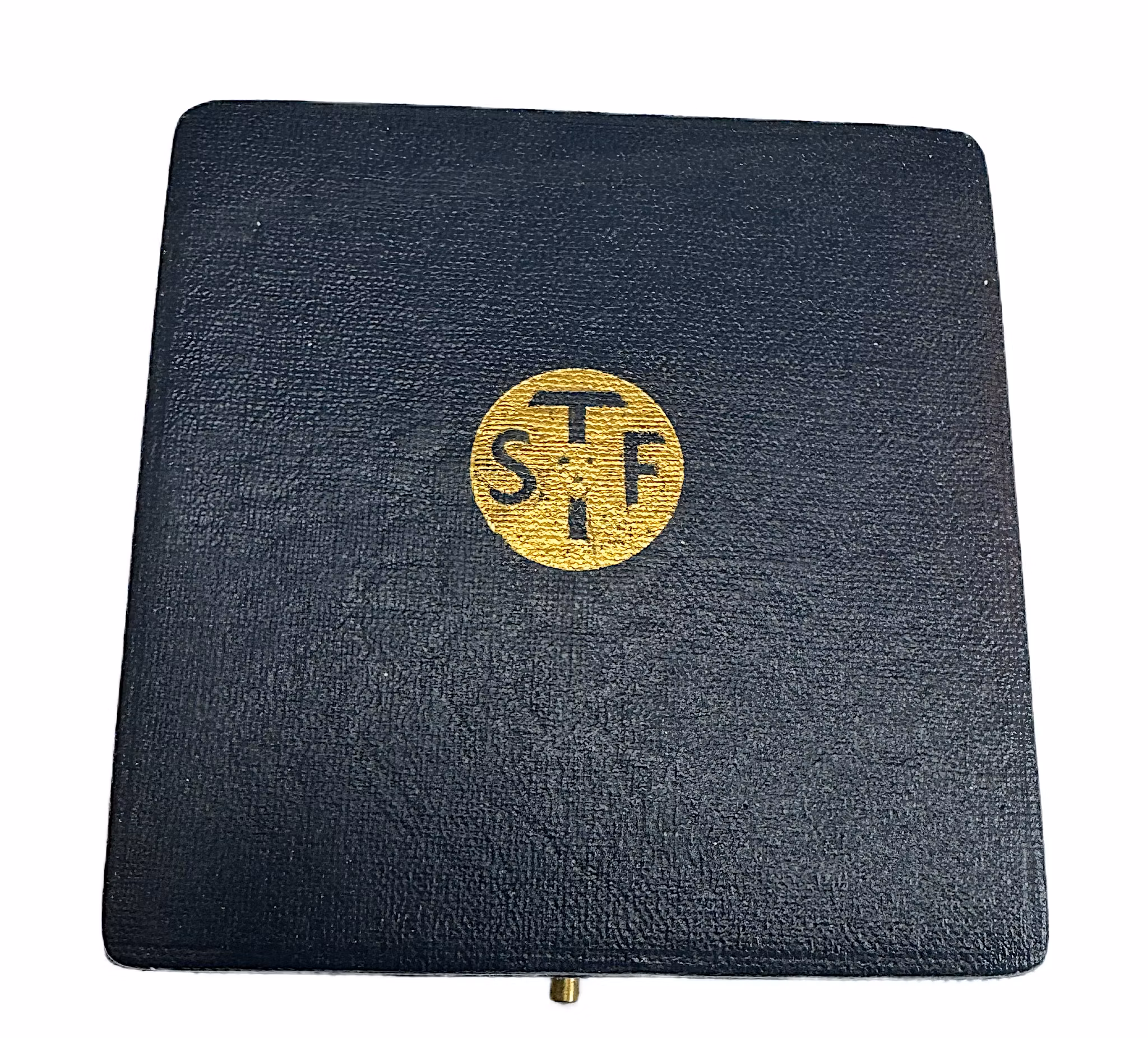 Svenska turistföreningens stora förtjänstmedalj i silver utdelad till J. Karlberg 1965 av Erik Lindberg