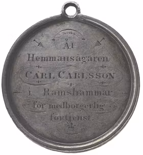 Oskar II – Kungliga Patriotiska Sällskapets belöningsmedalj tilldelad Carl Carlsson i Ramshammar för medborgerlig förtjenst.