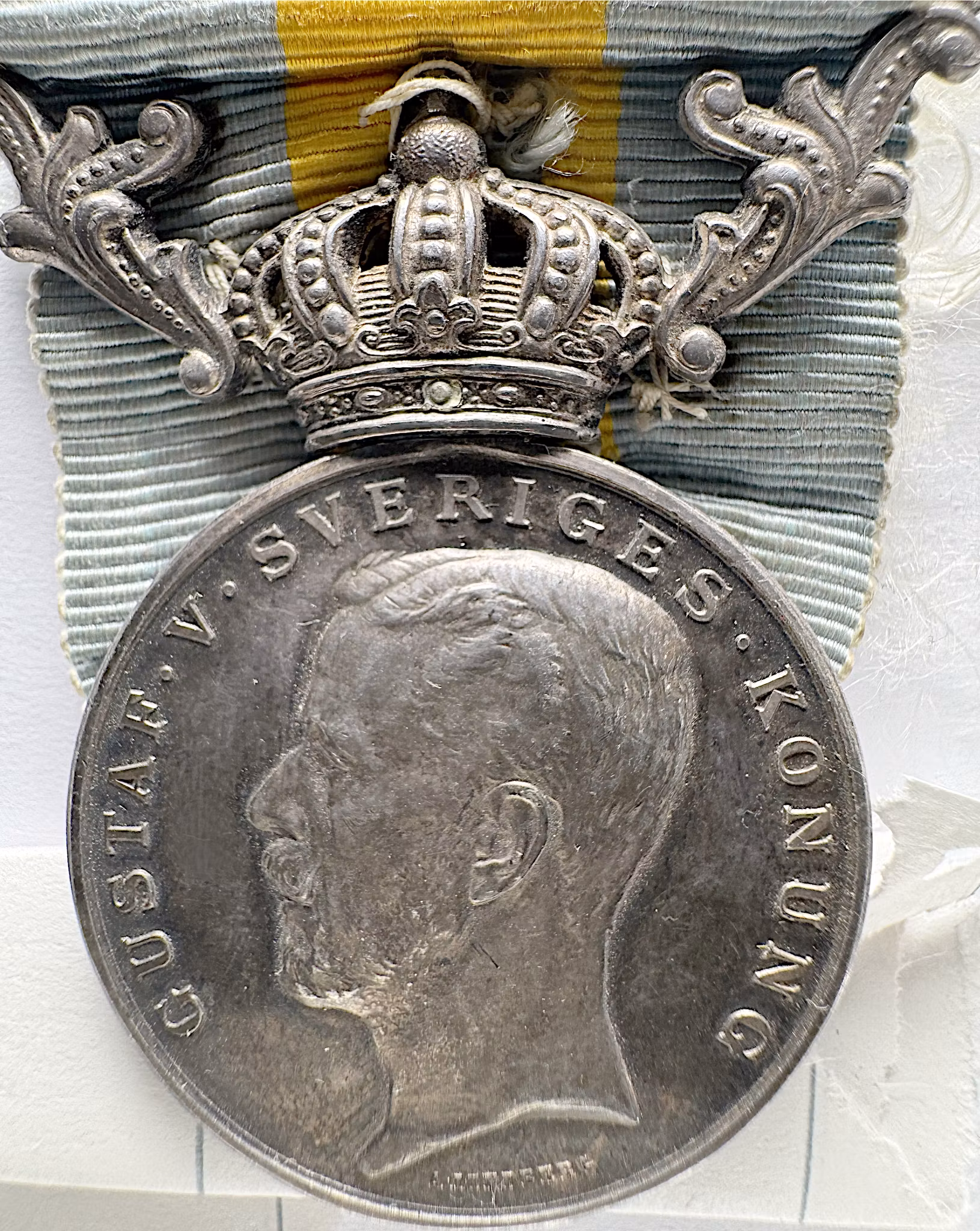 Gustav V – Svenska Röda Korsets förtjänstmedalj för den frivilliga sjukvården - Den frivilliga sjukvården och Röda korsets guldålder - Tilldelad H. F. T. Schelin 1925