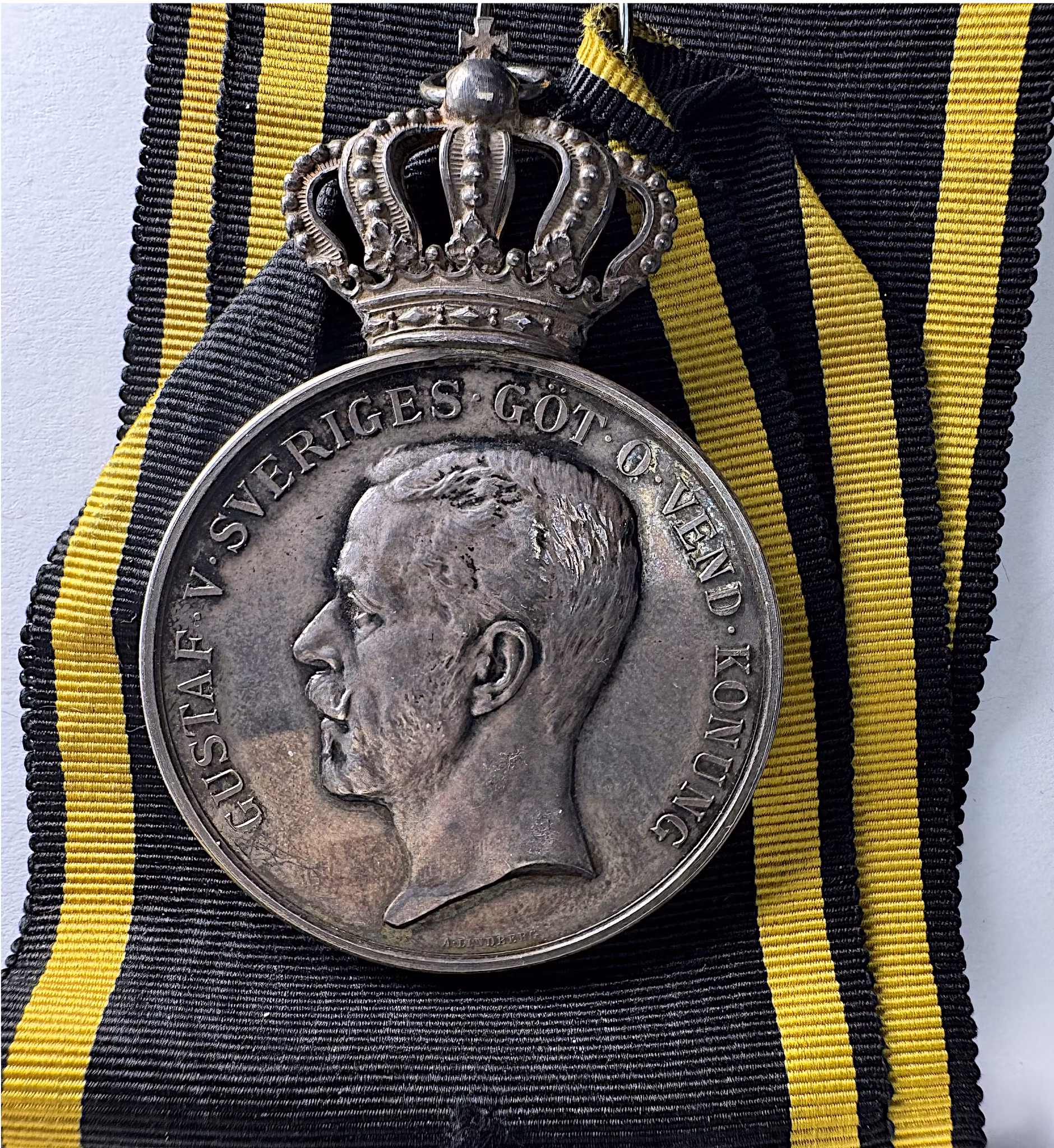 Gustav V – Kungliga Sällskapet Pro Patria "För trohet och flit" - Tilldelad August Ahlström 1934   - En upplysningstida vision om medborgerlig dygd