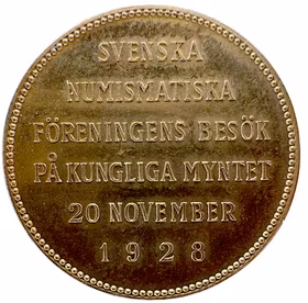 Gustaf V: Svenska Numismatiska Föreningens besök på Kungliga Myntet (1928) av Adolf Lindberg