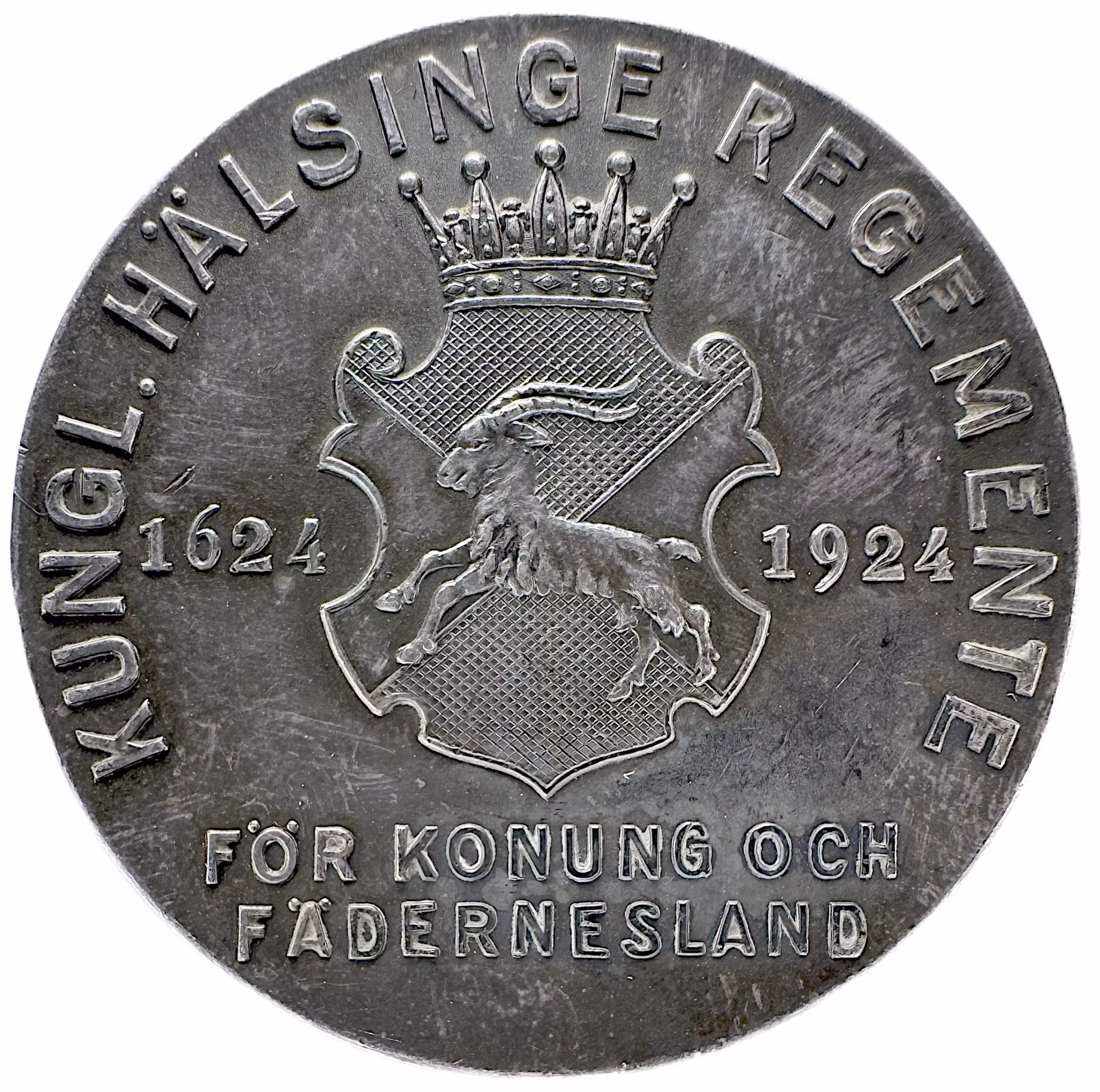 Gustav V - Kungliga Hälsinge regemente 1624–1924 - En historiskt intressant och läcker jubileumsmedalj i silver med blåskimrande patina - Tre sekler i kronans tjänst