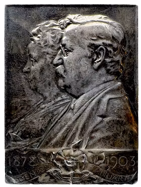 Georg Strandberg (1853–1931) och Jane Strandberg, f. Kempff (1856–1942) av Erik Lindberg - Extremt sällsynt ensidig silverplakett utdelad till gästerna vid silverbröllopet den 22 januari 1903
