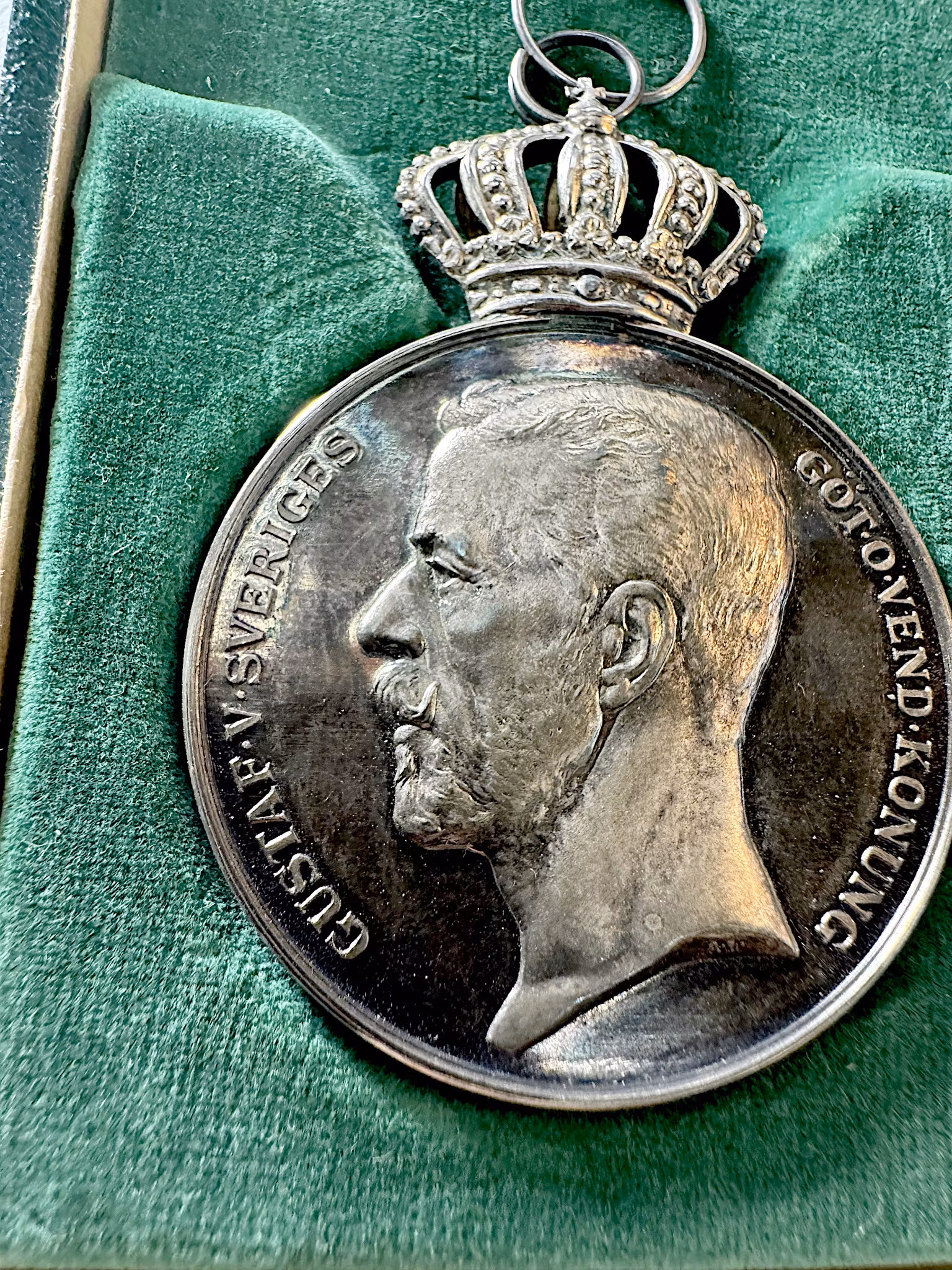 Gustav V (1907–1950) – Kungliga Patriotiska Sällskapets belöningsmedalj - Ett praktexemplar i originaletui - Tilldelad Gustaf Gerdin (1941) - Sverige i skuggan av andra världskriget 1941