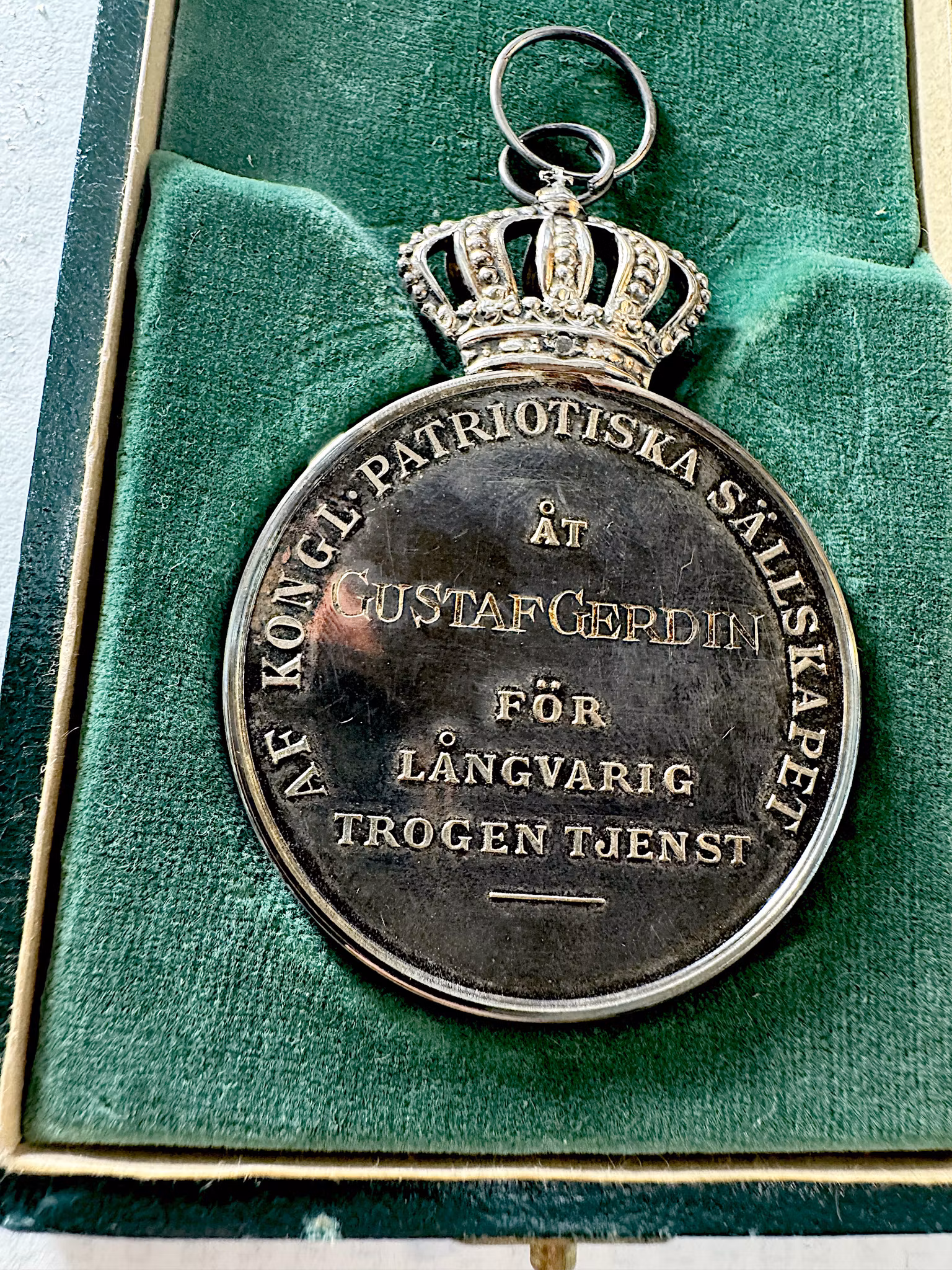 Gustav V (1907–1950) – Kungliga Patriotiska Sällskapets belöningsmedalj - Ett praktexemplar i originaletui - Tilldelad Gustaf Gerdin (1941) - Sverige i skuggan av andra världskriget 1941