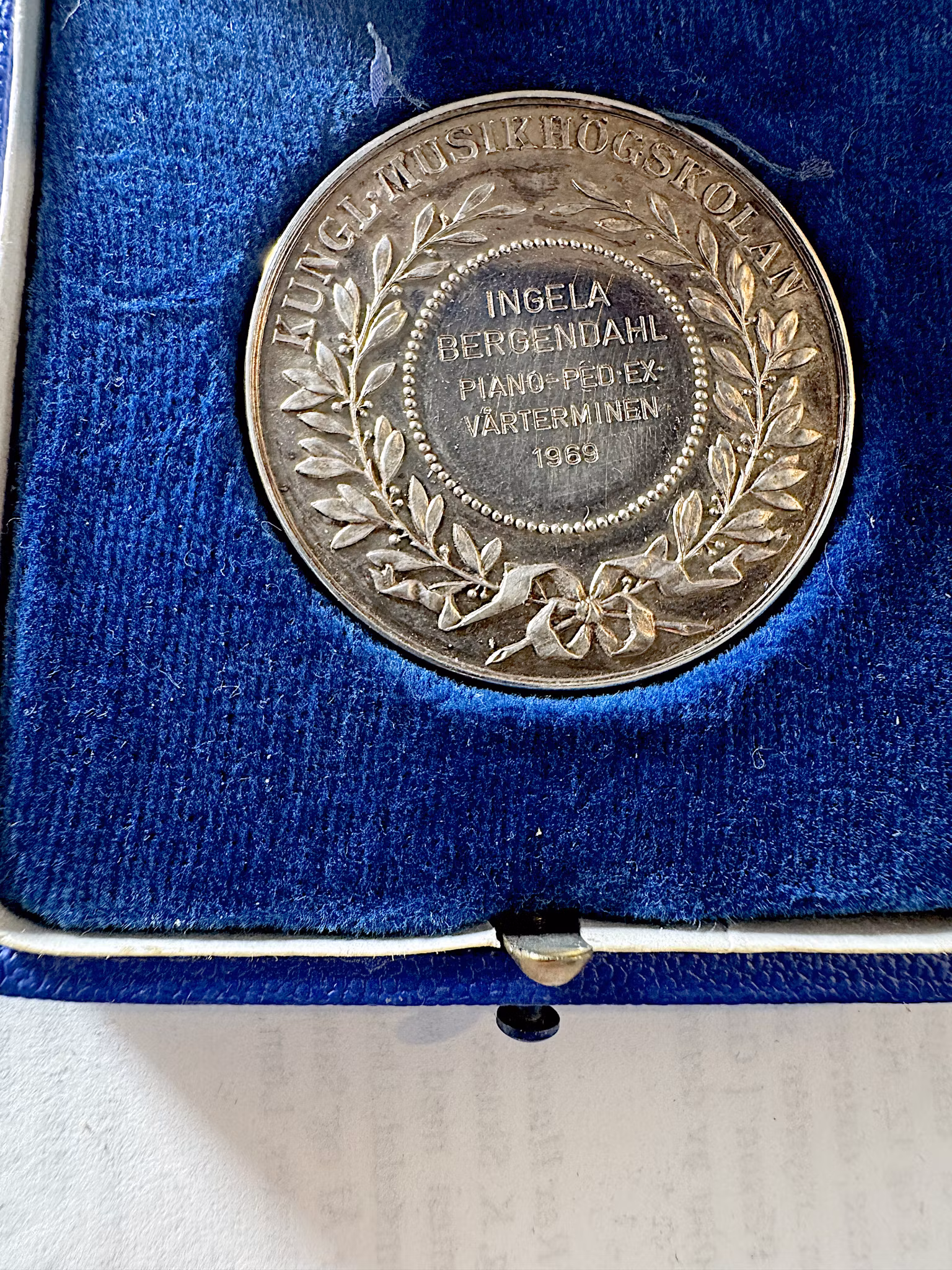 Kungliga Musikhögskolans examensmedalj - Tilldelad Ingela Bergendahl 1969
