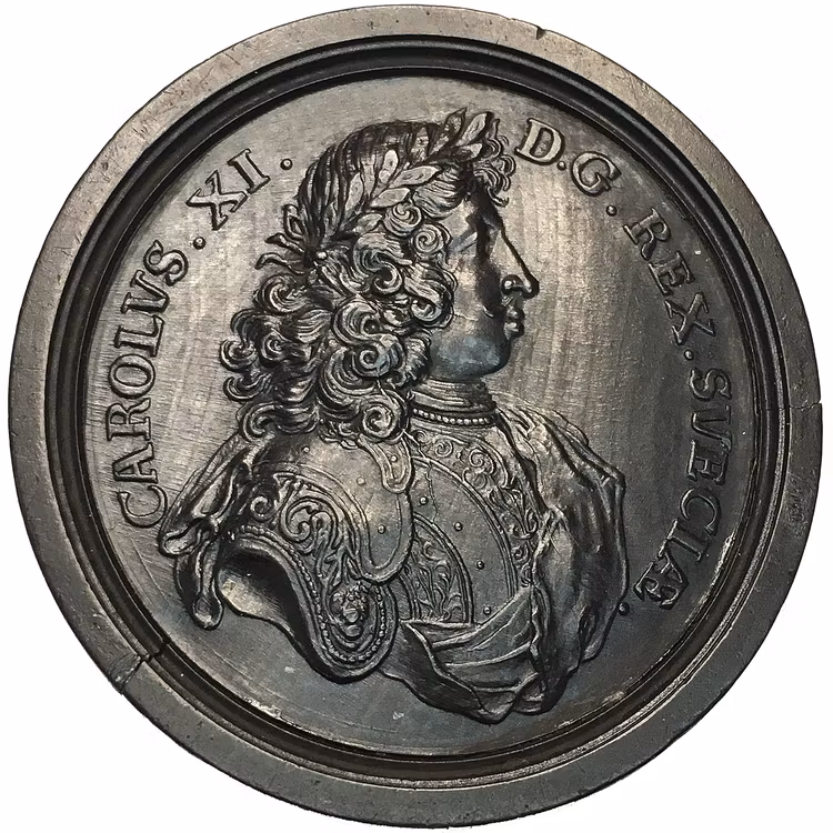 Karl XI - 1690-talet - präglad spelmark i trä - TOPPSKICK