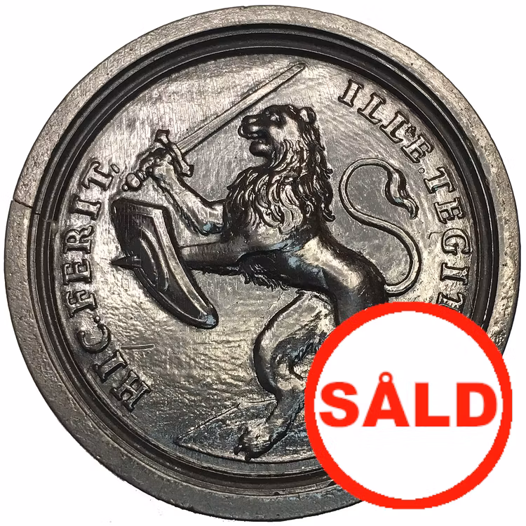 Karl XI - 1690-talet - präglad spelmark i trä - TOPPSKICK