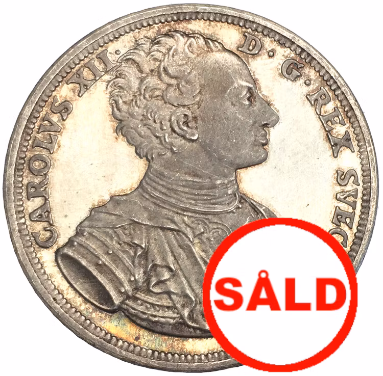Karl XII – 200-årsminnet av hans död 1718–1918 - En otroligt läcker medalj med frostad relief och djupt glänsande fält av Sven Kulle - Ett skott i natten och en epoks undergång