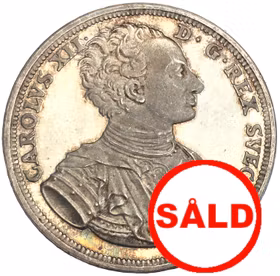Karl XII – 200-årsminnet av hans död 1718–1918 - En otroligt läcker medalj med frostad relief och djupt glänsande fält av Sven Kulle - Ett skott i natten och en epoks undergång