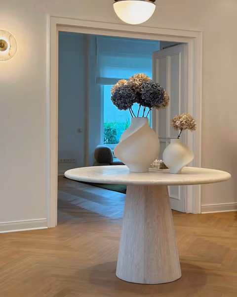 Vera dining table round Travertine