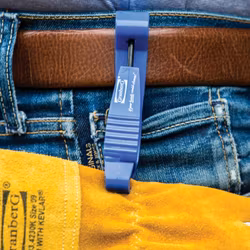 Handskklämma som sätts i bältet på arbetsbyxorna